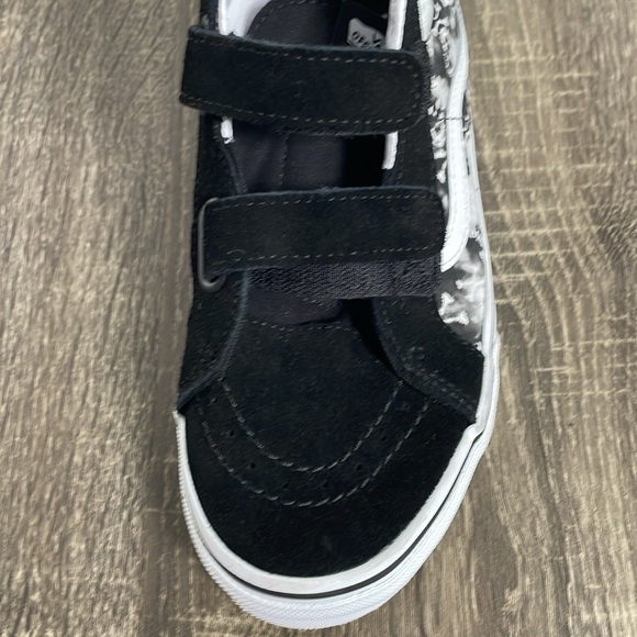 Old Skool Sueded Velcro Vans with Skulls and Crossbones Pattern - Size 5 - Picture 11 of 13